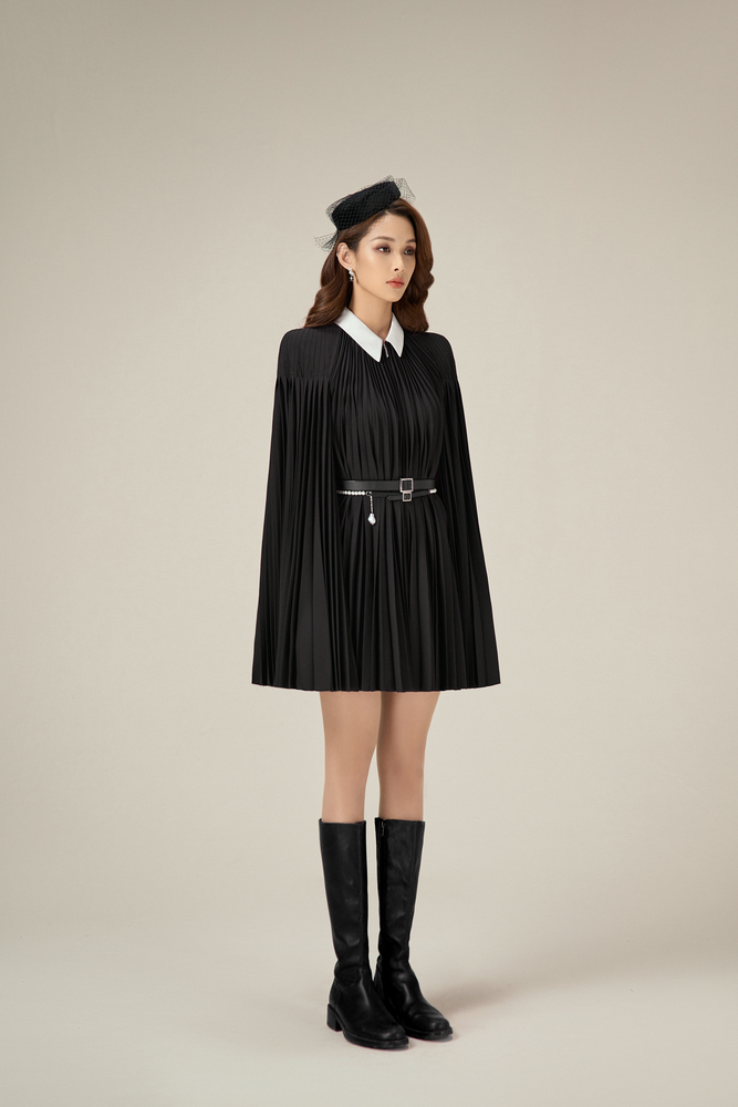 BLACK PLEATED CAPE